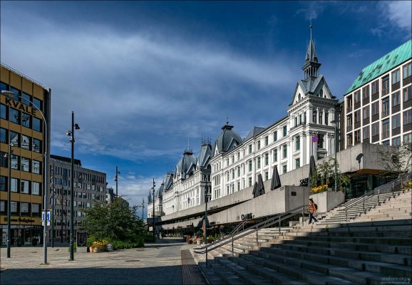 Вдоль Виктория Террасе (Victoria Terrasse). Фешенебельный исторический квартал, где сегодня располагается Министерство иностранных дел Норвегии.