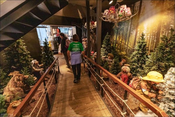 Мостик в сказочную Норвегию. Интерактивный вход в сувенирный магазин «Oslo Gift Shop» в районе Акер Брюгге.