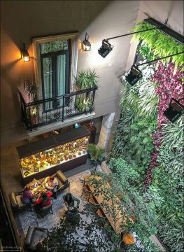 Закрытый дворик внутри гостиницы Historico Central Hotel.