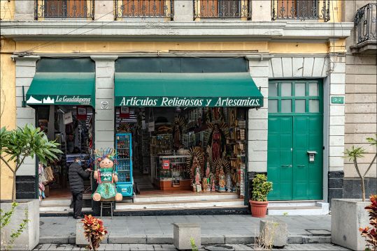Лавка под названием «La Guadalupana» специализируется на продаже религиозных товаров и изделий народных ремесел. Внутри видна большая коллекция статуэток Девы Марии Гваделупской, которая считается главной покровительницей Мексики.