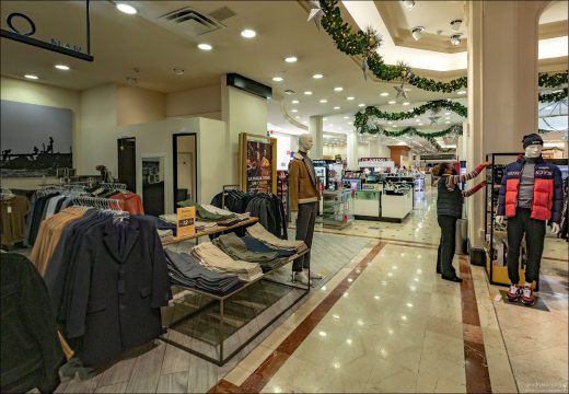 В универмаге Centro Mercantil, украшенном к рождественскому сезону.