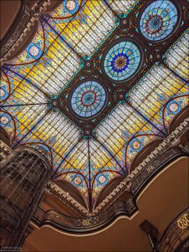Потолок исторического здания Gran Hotel Ciudad de México украшает один из крупнейших в мире витражных куполов (1908 г.). Он собран вручную из 20 000 элементов цветного стекла в знаменитой ювелирной технике Тиффани.