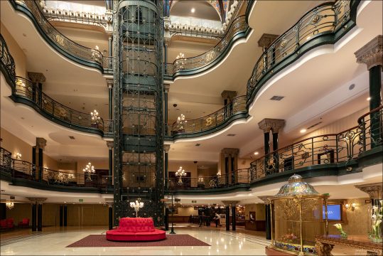 В лобби Gran Hotel Ciudad de México сохранились оригинальные интерьеры начала XX века в стиле ар-нуво. Центральное место занимают панорамный лифт с ажурной кованой шахтой и волнообразные многоярусные балконы с позолоченными элементами.