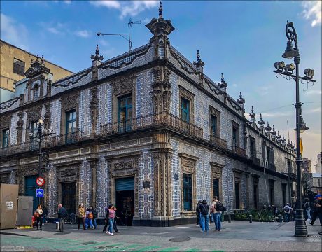 Фасад Casa de los Azulejos: Внешний вид знаменитого «Дома из плитки» (XVIII в.). Фасад этого барочного дворца полностью облицован бело-голубыми изразцами талавера, изготовленными вручную в штате Пуэбла.