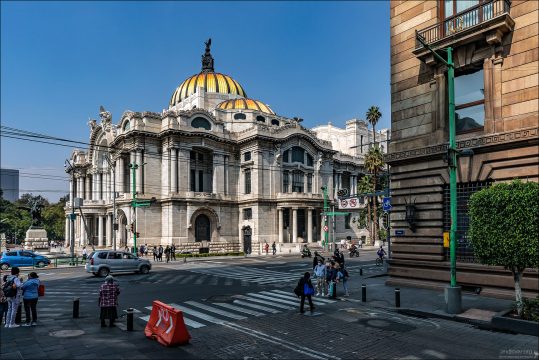 Дворец изящных искусств (Palacio de Bellas Artes): Вид на монументальное здание оперного театра Мехико, сочетающее в себе черты неоклассицизма и модерна.