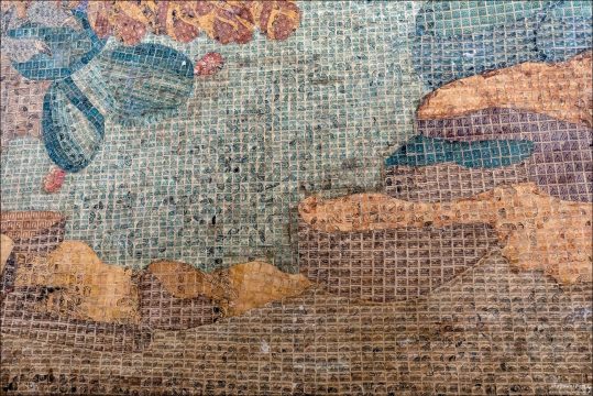 Мозаика в деталях: Макрофотография панно наглядно демонстрирует, как тысячи разноцветных почтовых марок подобраны по оттенкам для создания плавных цветовых переходов.