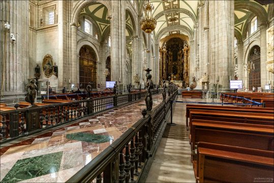 Кафедральный собор Мехико (Catedral Metropolitana de México). Внутреннее пространство главного католического храма столицы разделено на пять нефов и украшено массивными каменными колоннами.