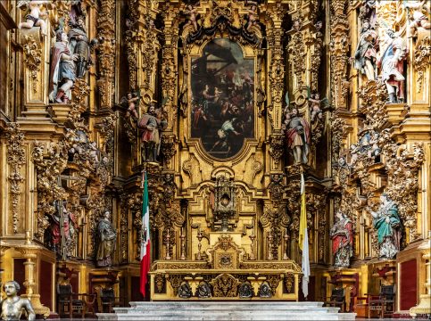 Алтарь Королей (Altar de los Reyes): Грандиозное деревянное ретабло работы архитектора Херонимо де Бальбаса, созданное в первой половине XVIII века. Вырезано из позолоченного дерева и является эталоном мексиканского ультрабарокко (чурригереско). Украшено десятками скульптур святых королей и королев.