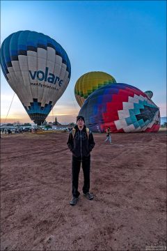 На летном поле аэродрома Volare. На заднем плане аэростаты выводят на рабочую высоту.