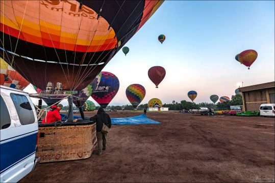 Посадка в корзину: Пилот и наземная команда завершают последнюю проверку оборудования.