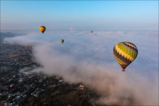 Полеты тепловых аэростатов сильно зависят от приземного температурного слоя и плотности утреннего тумана.
