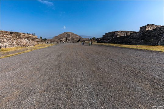 Ось древнего мегаполиса: Перспектива Дороги Мёртвых (Calle de los Muertos), ведущая к Пирамиде Луны, которая в период расцвета Теотиуакана (I–V вв. н.э.) была центром крупнейшего города Мезоамерики с населением более 100 тысяч человек. Название проспекту много веков спустя дали ацтеки, ошибочно приняв симметричные храмовые платформы по бокам от дороги за погребальные курганы.