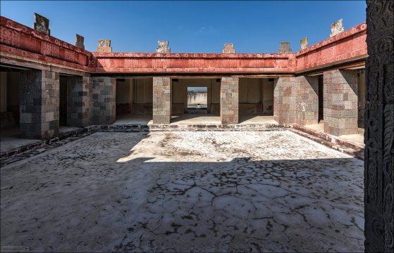 Дворец Кетцальпапалотля (Palacio de Quetzalpapálotl): Отреставрированный внутренний дворик (патио) элитного жилого комплекса, расположенного к юго-западу от Пирамиды Луны. Квадратный двор окружен массивными каменными колоннами, украшенными барельефами с изображениями мифических птиц-бабочек и пернатых змей, а верхний ярус фриза сохранил оригинальные элементы геометрического орнамента и остатки красной краски.