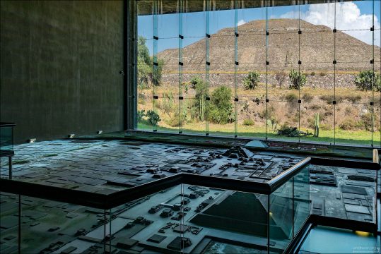 Музей культуры Теотиуакана (Museo de la Cultura Teotihuacana): Из огромного панорамного окна выставочного зала, где установлен масштабный макет древнего мегаполиса, открывается прямой вид на южный фасад Пирамиды Солнца.