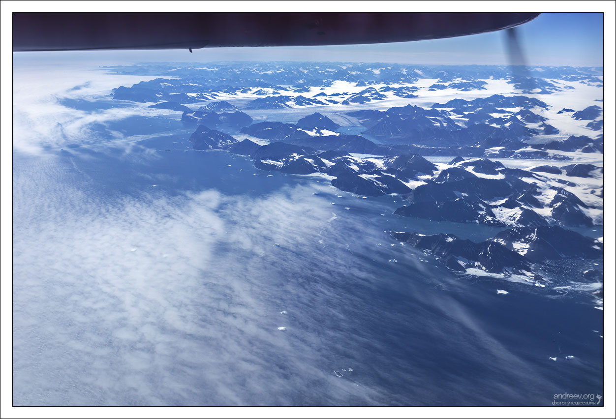 Html islands. Гренландия с самолета. Гренландия фото с самолета. Гренландия вид из самолета. Гренландия воздушное пространство.